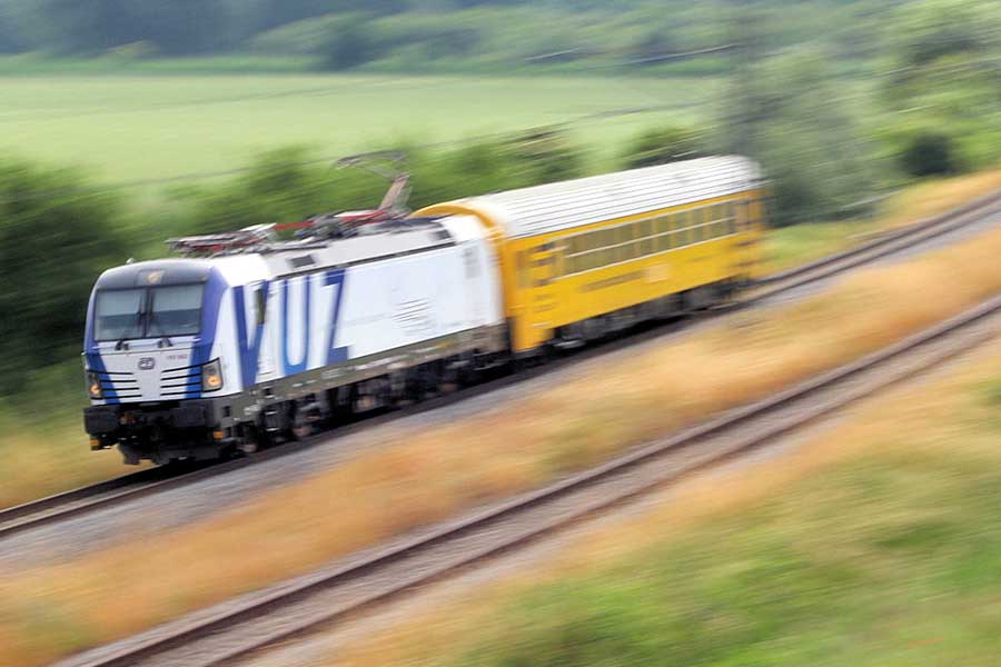 試験センターの最高速度は200Km/h。高速で周回する列車も多い（画像：橋爪智之）