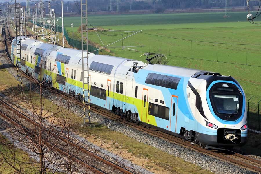 テスト走行を行う中国CRRC製の2階建て電車（画像：橋爪智之）