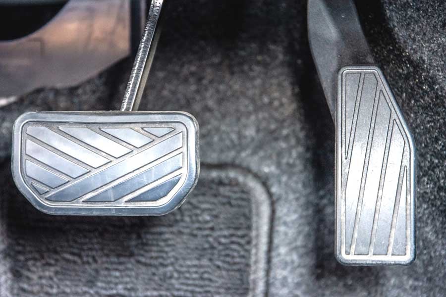 アクセルペダルとブレーキペダル(画像:写真AC)