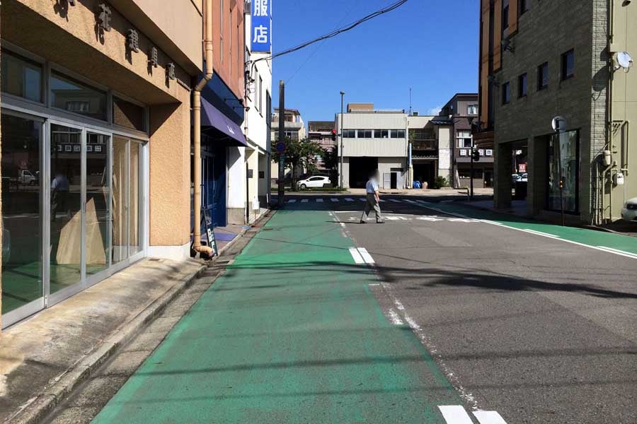 交通安全で歩道に色付けしたグリーンベルト(画像:写真AC)