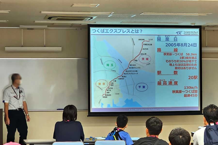 「もりや市民大学公開講座」でTX担当者からの講義を聴く参加者。筆者撮影（画像：大塚良治）
