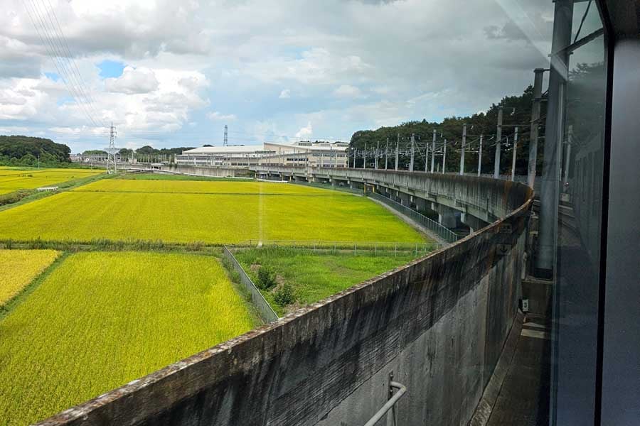「TX総合基地」に進入する専用列車。筆者撮影(画像:大塚良治)