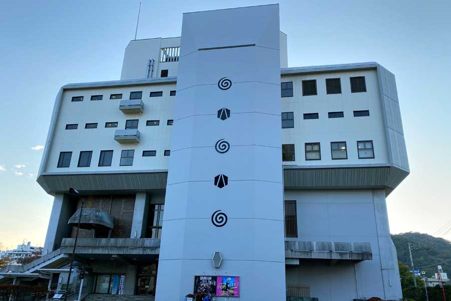 新ホール予定地に隣接するあわぎんホール（画像：高田泰）