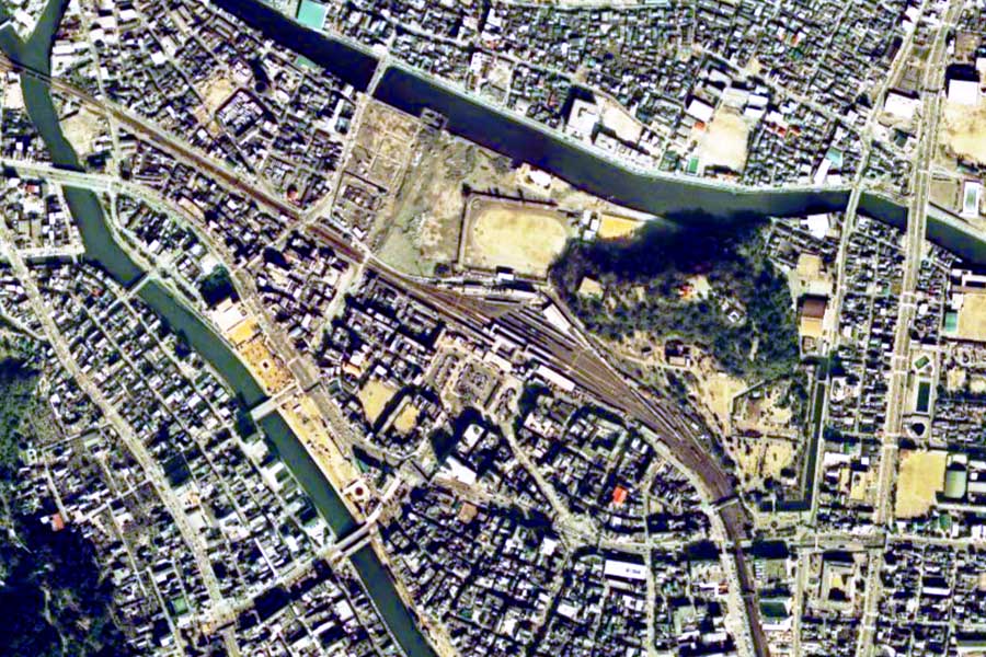 1975年頃の「徳島駅」周辺の航空写真（画像：国土地理院）