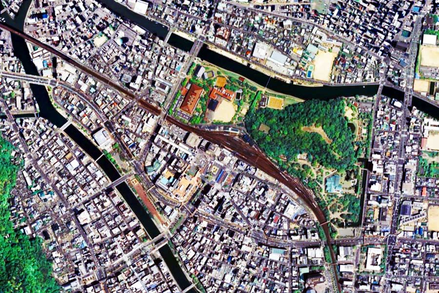 現在の「徳島駅」周辺の航空写真（画像：国土地理院）