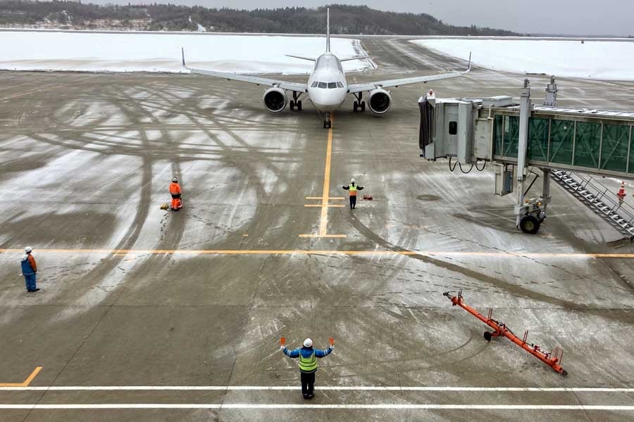 雪の日の空港（画像：写真AC）