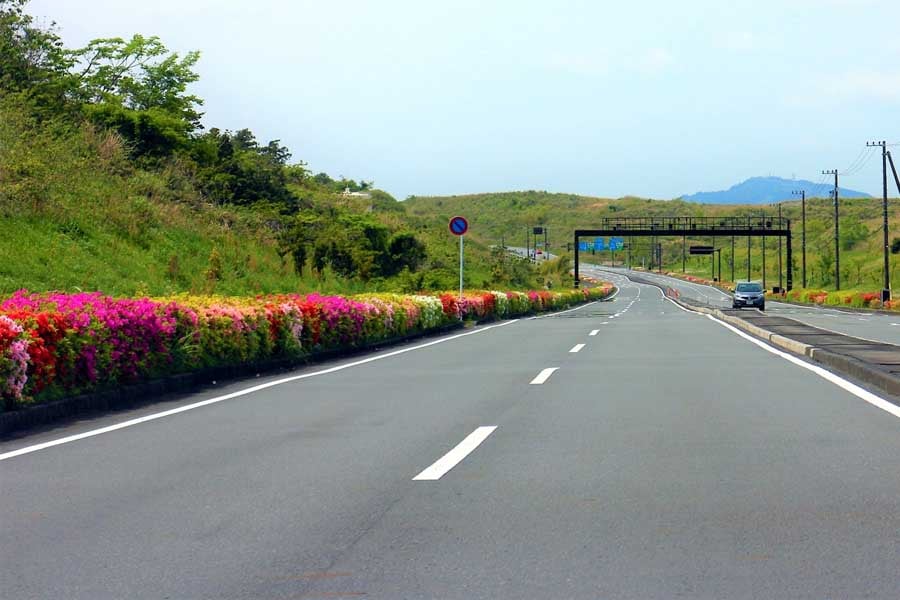 きれいに整備された道路（画像：写真AC）