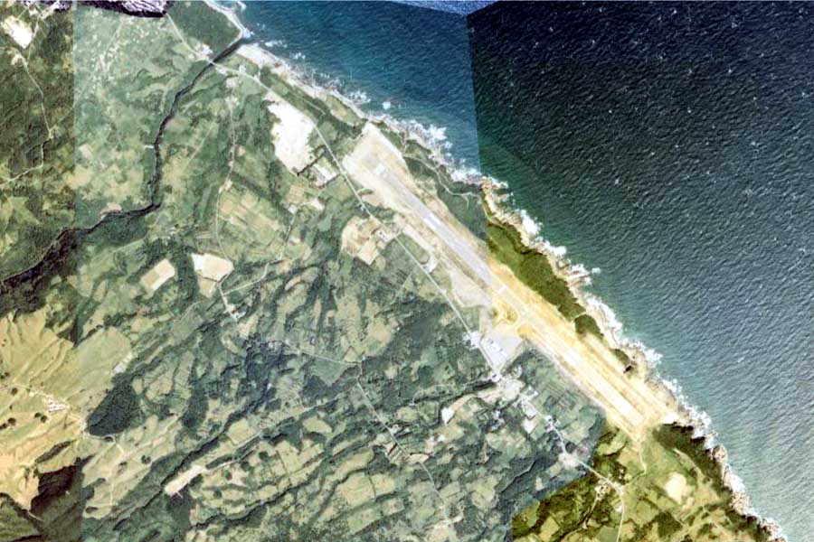 1975年頃の「屋久島空港」周辺の航空写真（画像：国土地理院）
