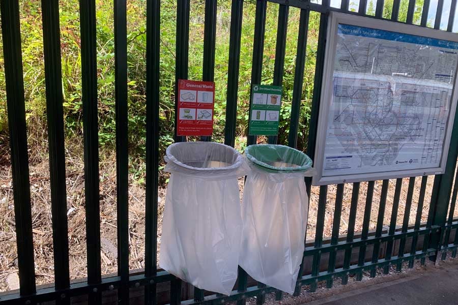 ロンドンの駅のホームのゴミ箱(画像:鳴海汐)