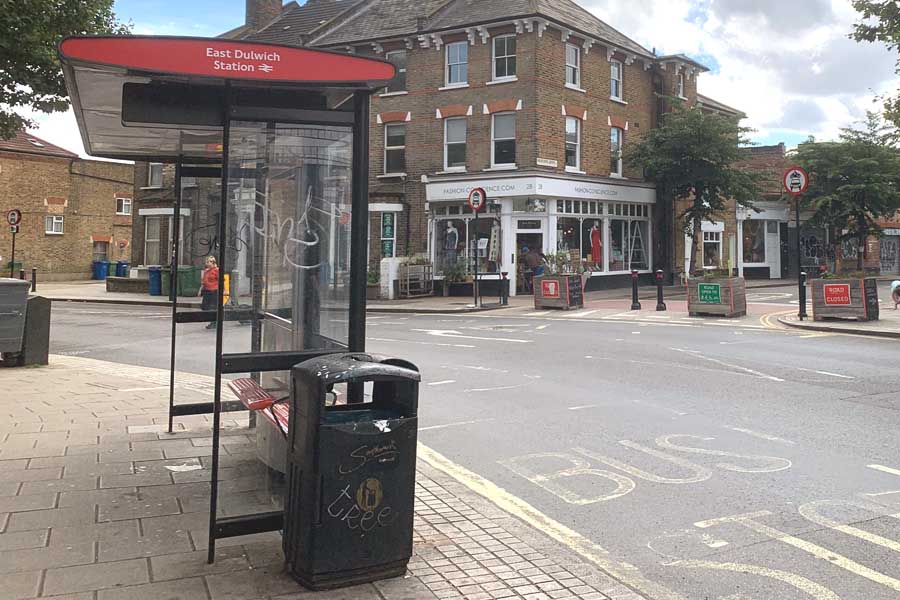 ロンドンのバス停のゴミ箱(画像:鳴海汐)