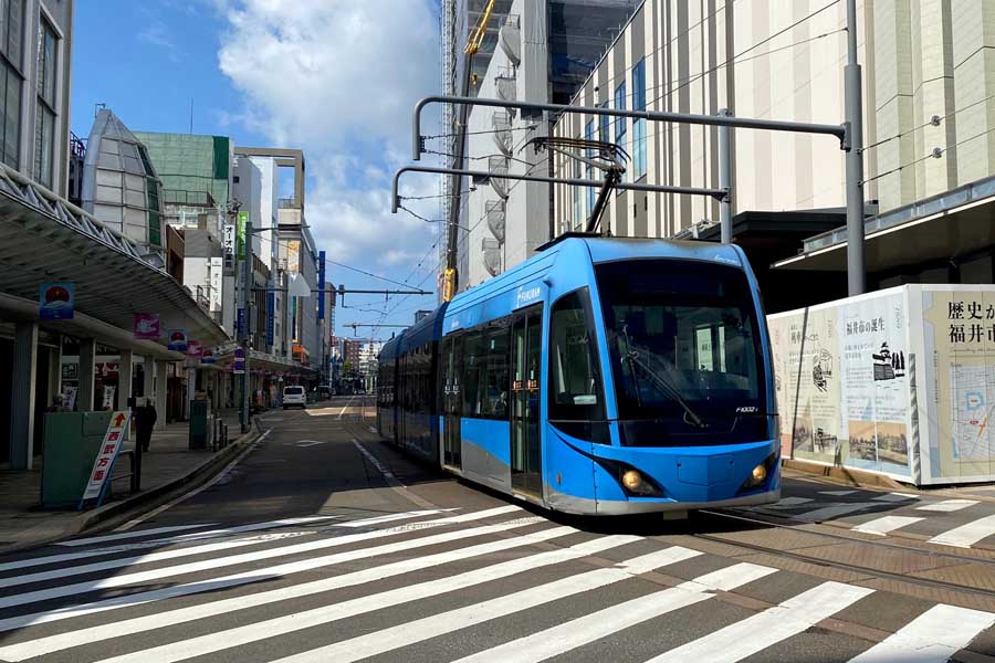 福井市内を走る福井鉄道の路面電車。ハピラインふくいと連携を予定する（画像：高田泰）