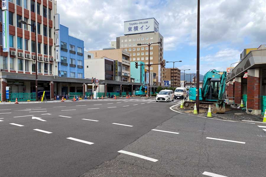 歩道の拡幅工事が続く敦賀駅前大通り。2023年10月撮影（画像：高田泰）