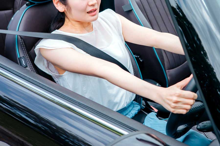 急ブレーキをかける女性（画像：写真AC）