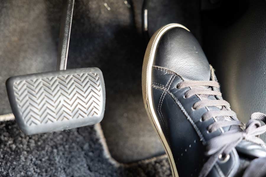 自動車のブレーキとアクセル（画像：写真AC）