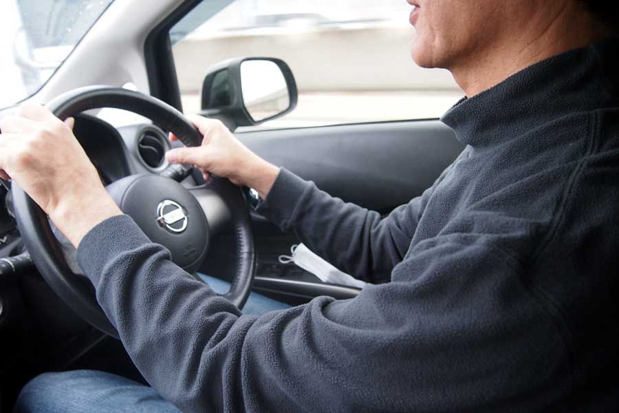 車を運転する男性（画像：写真AC）