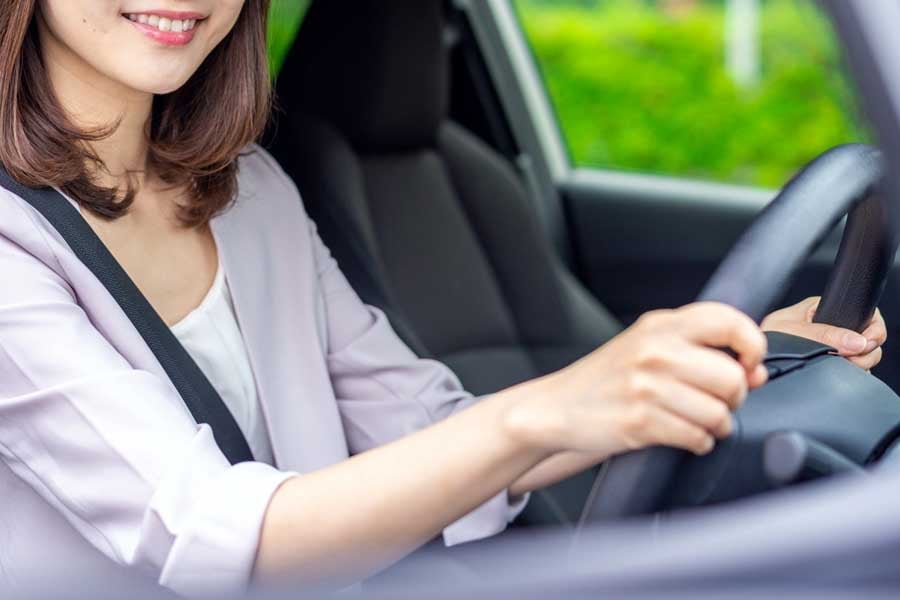 車を運転する女性（画像：写真AC）