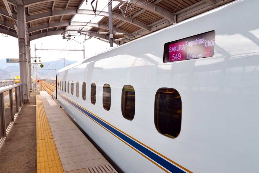 新八代駅に停車する九州新幹線(画像:写真AC)