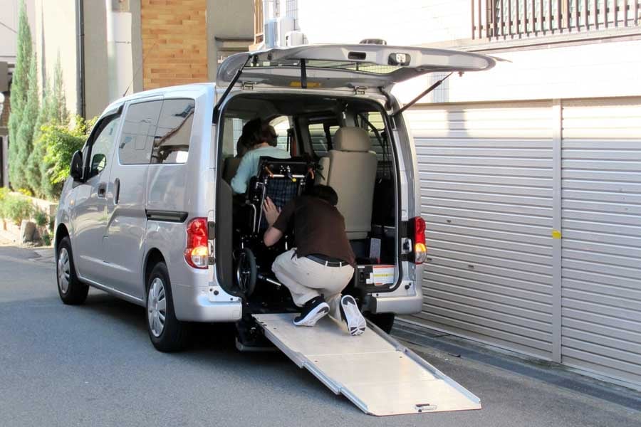 介護送迎のイメージ（画像：写真AC）