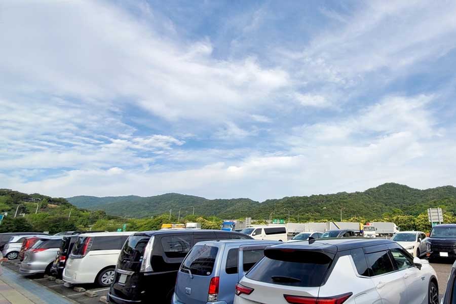 混雑するSA駐車場（画像：写真AC）