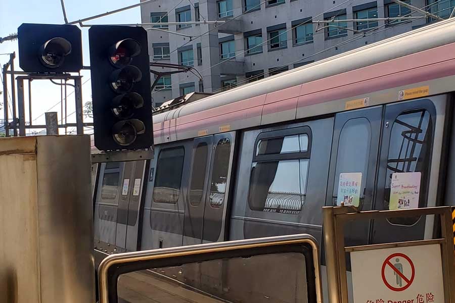車両と信号（画像：武田信晃）