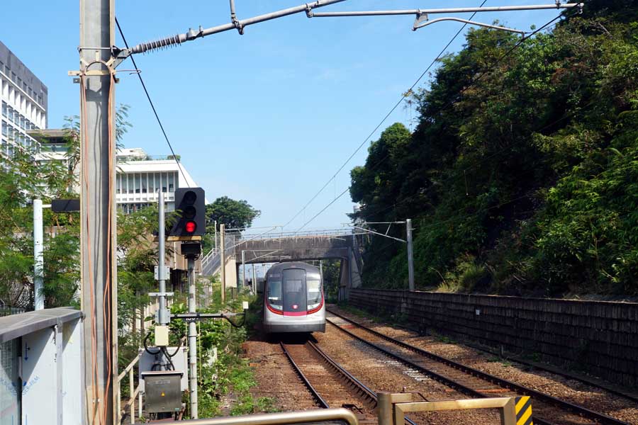 車両と信号（画像：武田信晃）
