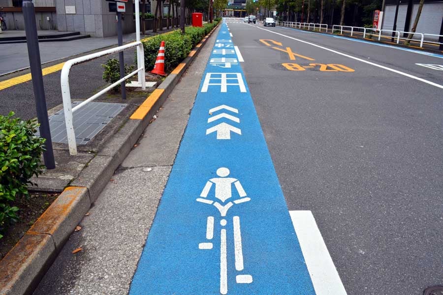 自転車専用の通行帯（画像：写真AC）
