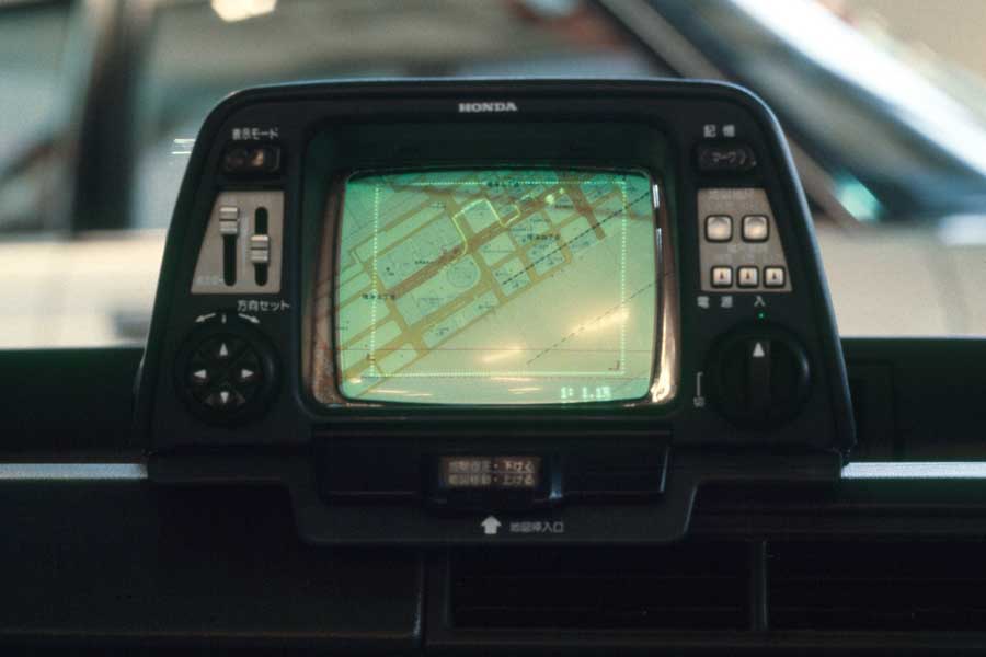 1981年撮影。第24回東京モーターショーに展示されたカーナビゲーション・システム。東京・晴海の東京国際見本市会場（画像：時事通信フォト）