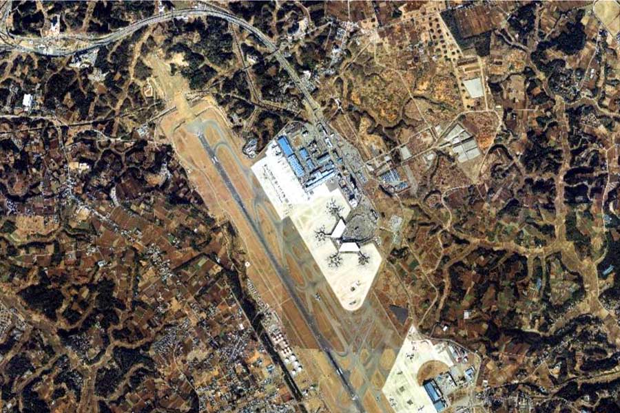 1985年頃の「成田国際空港」周辺の航空写真（画像：国土地理院）