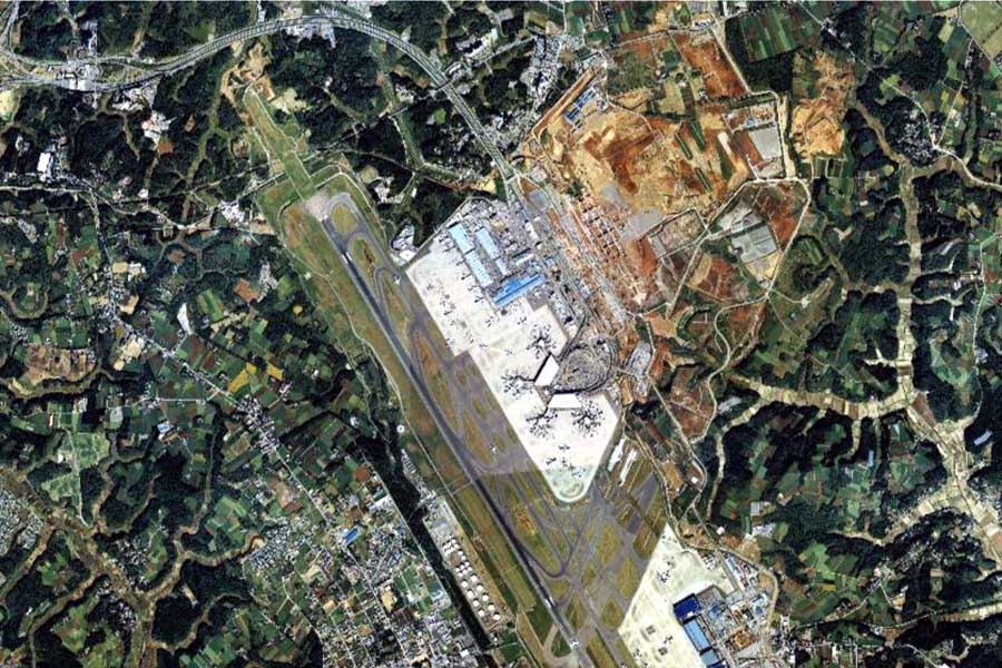 1990年頃の「成田国際空港」周辺の航空写真（画像：国土地理院）