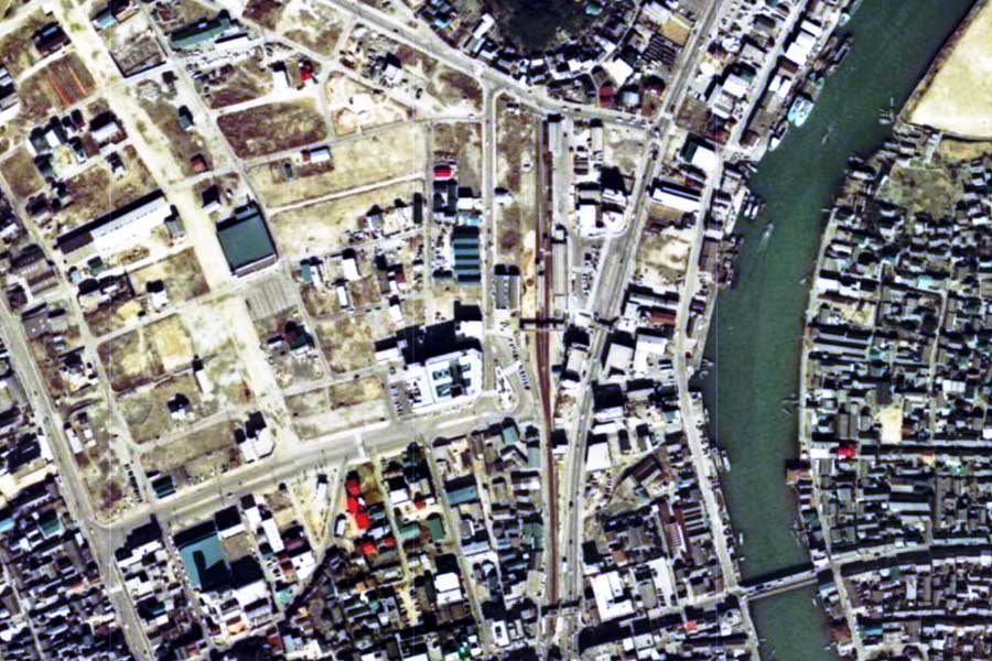 1975年頃の鳴門駅周辺の航空写真（画像：国土地理院）