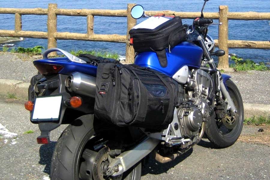 バッグを装着したオートバイ(画像:写真AC)