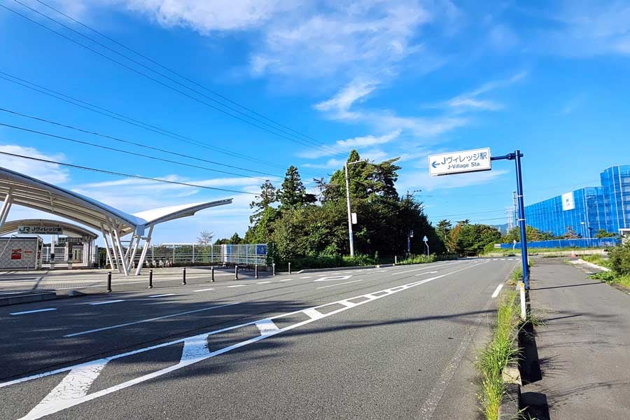 Jヴィレッジと常磐線Jヴィレッジ駅。福島復興に向けた交流人口拡大の役割の一翼を担う（画像：大塚良治）