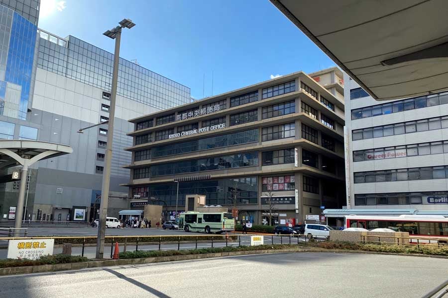 複合施設に建て替えられ、1階にバスターミナルが計画されている京都中央郵便局（画像：高田泰）