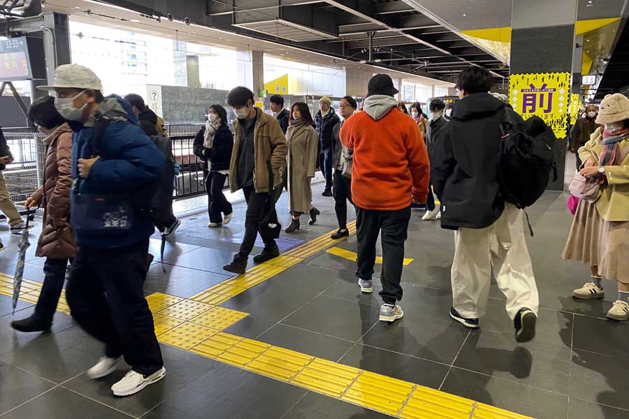 嵯峨野線列車の到着で京都駅の狭いホームを埋め尽くした観光客ら（画像：高田泰）