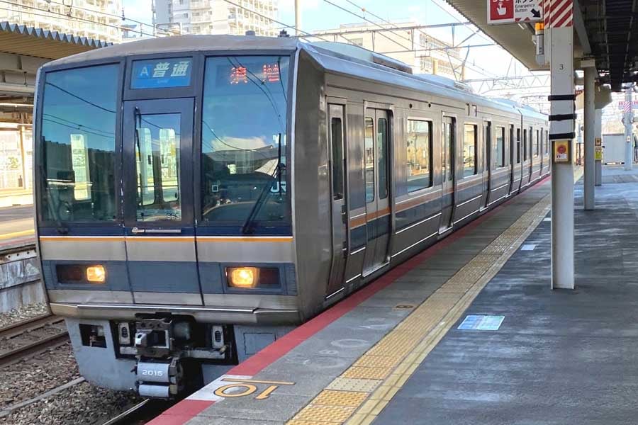 尼崎駅に入ってきたJR神戸線の列車（画像：高田泰）