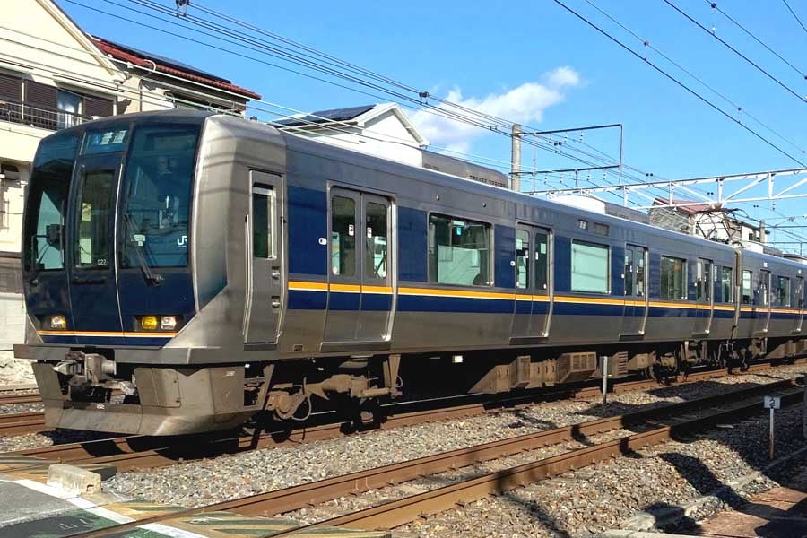 茨木市を走るJR京都線の列車（画像：高田泰）
