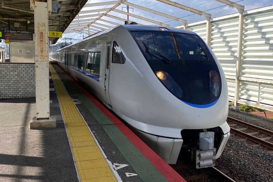 JR湖西線の近江今津駅で出発を待つ在来線特急（画像：高田泰）