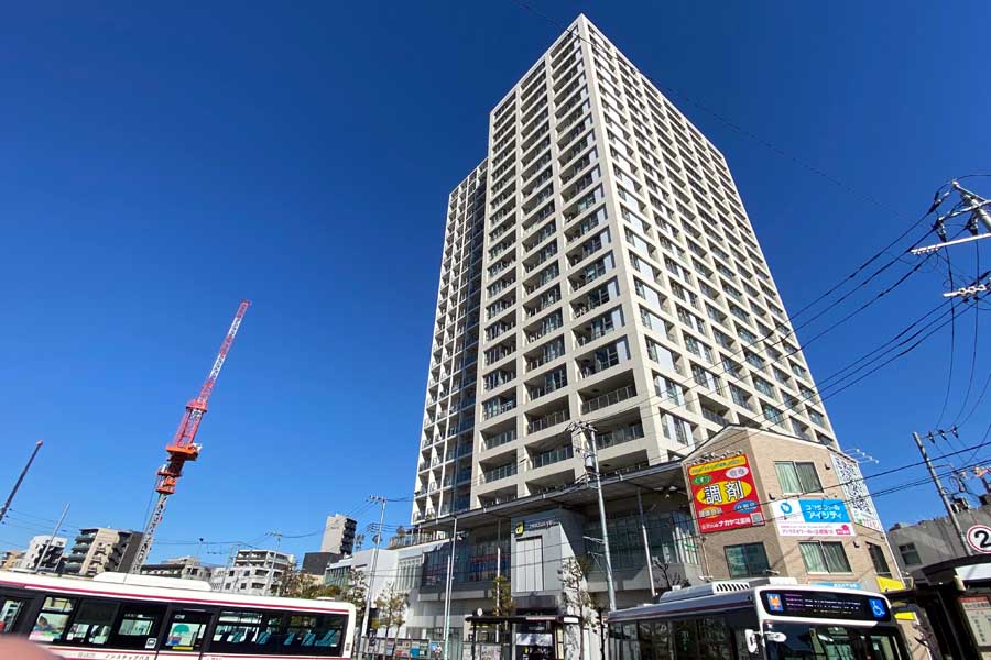 アトラスタワー向ヶ丘遊園周辺でも、まだ建築工事が続いている(画像:昼間たかし)