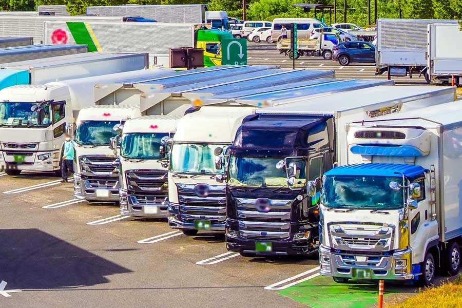 SA/PA駐車スペースのイメージ(画像:写真AC)