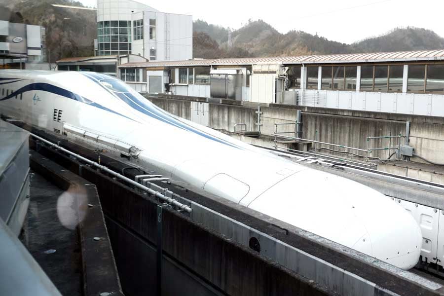 報道陣に公開されたリニア中央新幹線の改良型試験車。2023年3月2日午後撮影。山梨県都留市（画像：時事）