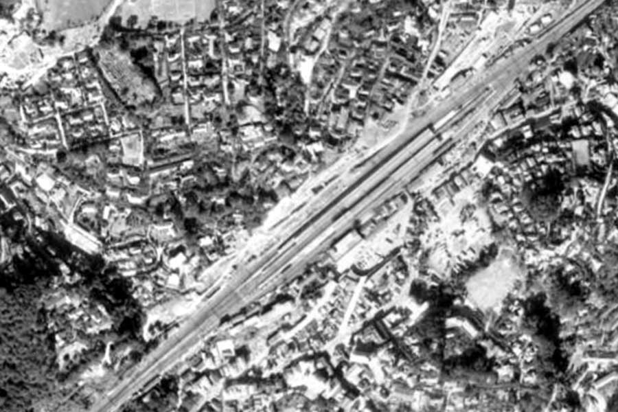 1963年頃の「熱海駅」周辺の航空写真（画像：国土地理院）