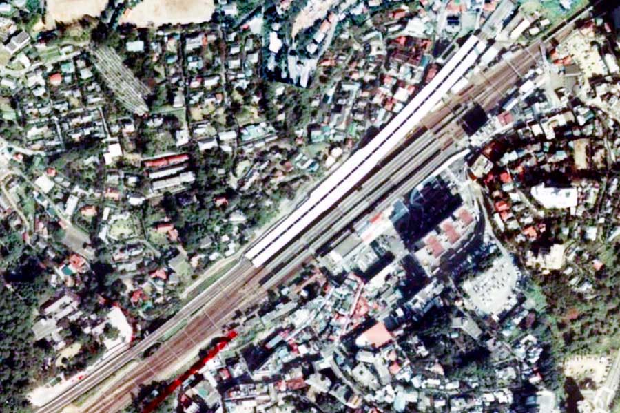 1975年頃の「熱海駅」周辺の航空写真（画像：国土地理院）
