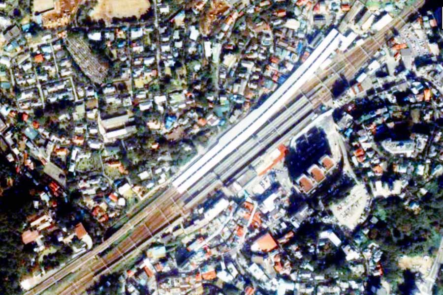 1980年頃の「熱海駅」周辺の航空写真（画像：国土地理院）