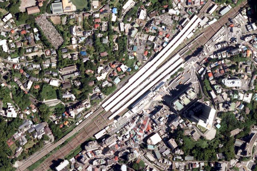 現在の「熱海駅」周辺の航空写真（画像：国土地理院）