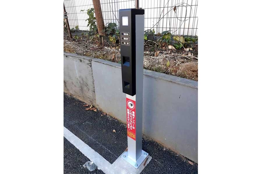 車両ナンバーを記録するカメラを備えたフラップレス駐車場（画像：ビーフラット）