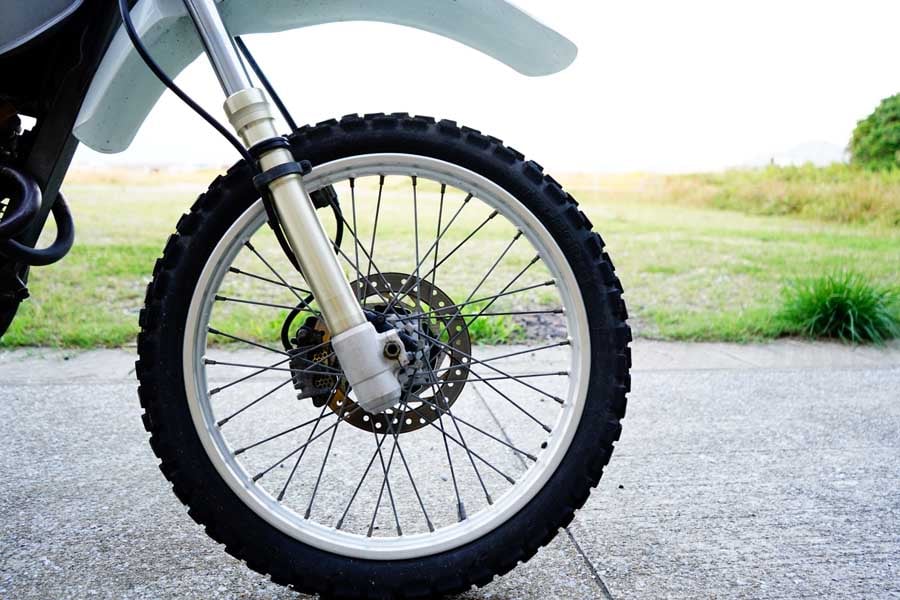 オフロードバイクのタイヤ（画像：写真AC）