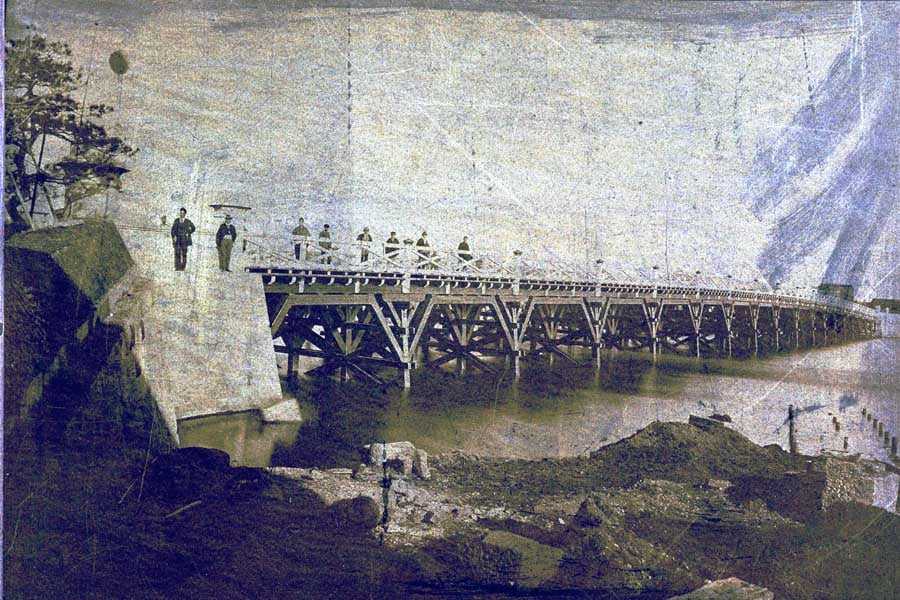 『公文附属の図・三八号 東京両国橋新架写真』は明治8（1875）年12月、老朽化した両国橋の架け替えが完了したときに撮影された貴重な古写真（画像 : 国立公文書館）