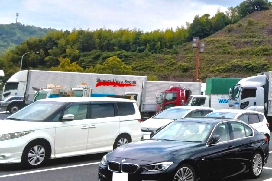 SA/PAの駐車場イメージ(画像:写真AC)