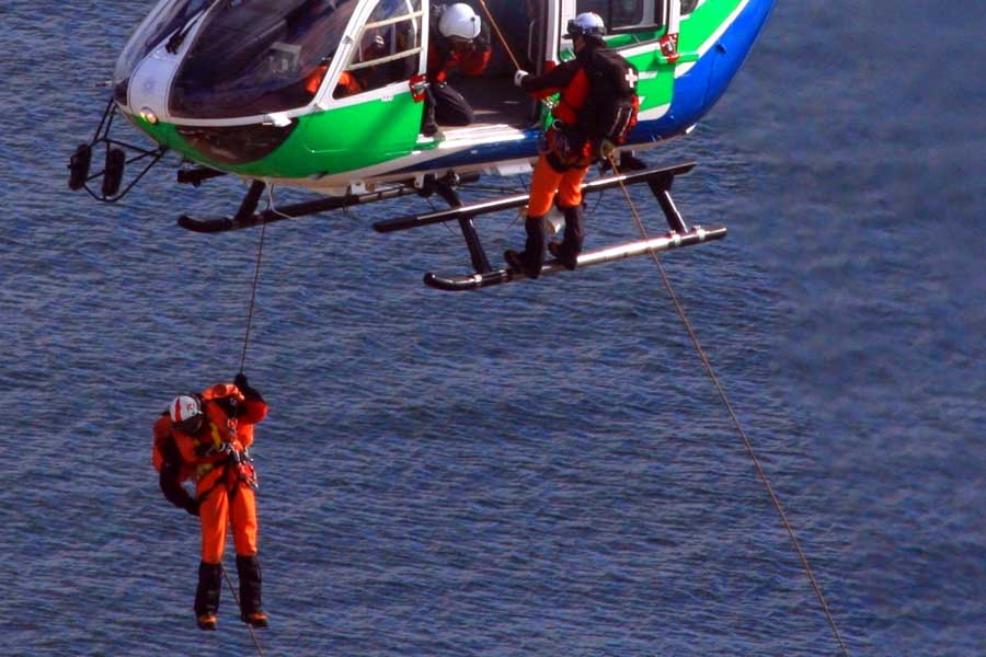 ヘリコプターによる吊り上げ救助のイメージ（画像：写真AC）