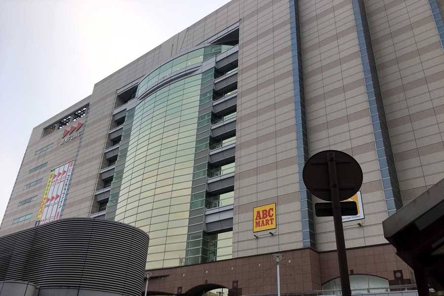 核店舗の百貨店が2度にわたって閉店した高松市のコトデン瓦町ビル（画像：高田泰）